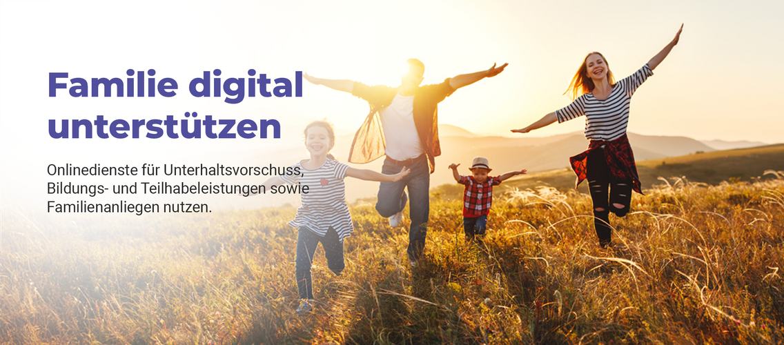 Eine glückliche Familie rennt durch ein Feld. Im Hintergrund scheint die Sonne und man sieht Berge.