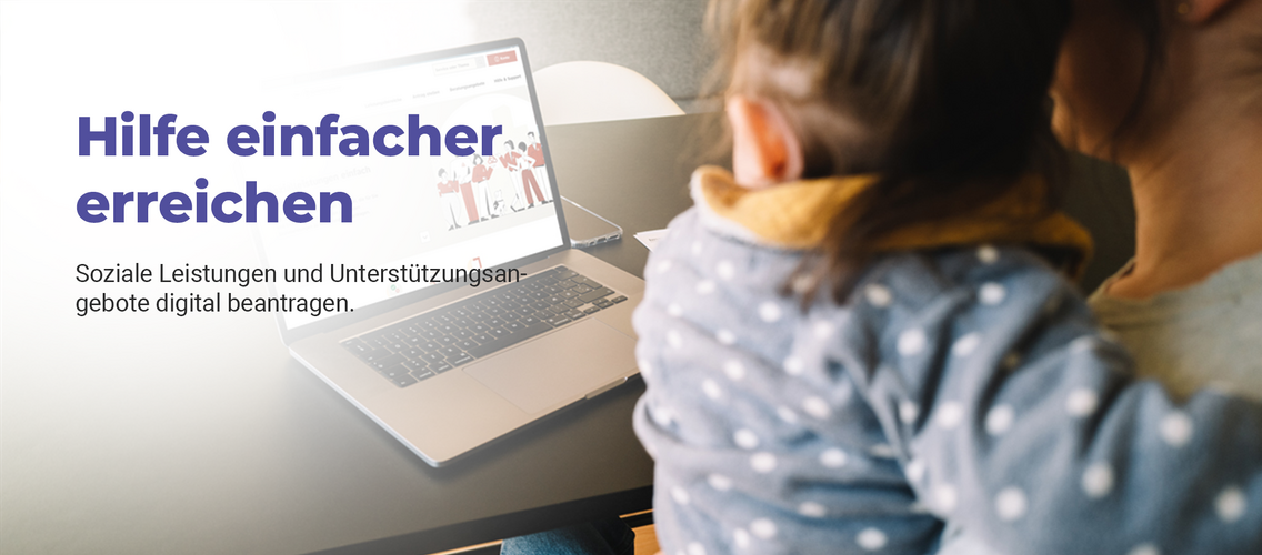 Person hält Kind auf den Schoss und beide schauen auf den Laptop, wo die Seite vom Sozialamt zu sehen ist.